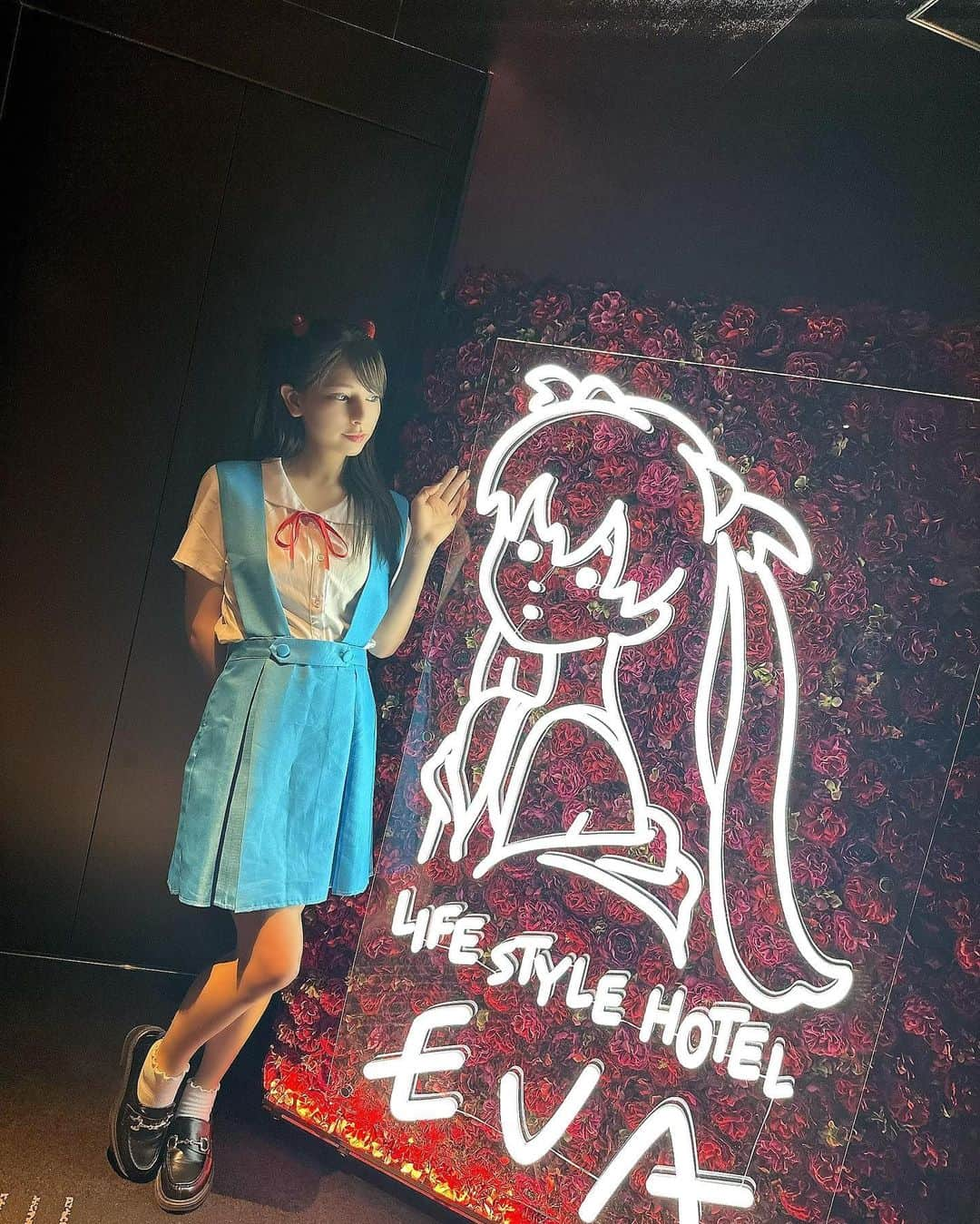 葉月美優さんのインスタグラム写真 - (葉月美優Instagram)「❥東急歌舞伎町タワーのホテル HOTEL GROOVE SHINJUKU, A PARKROYAL hotel 24階では4/28-7/20、「LIFESTYLHOTEL EVA」としてエヴァンゲリヲンにジャックされます♡ @hotel_groove  @hotel_groove   キャラは ❥碇シンジ ❥綾波レイ ❥式波アス･カラングレー ❥渚カヲル ❥ 真希波・マリ・イラストリアス  今回、私はアスカのルームに宿泊♥️ お部屋の中はベッドやお花、ライトなどアスカをイメージしたカラーで可愛かった！  白根ゆたんぽさんデザインのイラストパネルも飾られてるの 夜景もしっかり見えたよ✌  テレビではエヴァンゲリヲン新劇場版のメイキング映像が見れたりっ✨  そして、この宿泊プランは オリジナルグッズやアメニティケース がプレゼントになってるの素敵(⸝⸝o̴̶̷᷄ o̴̶̷̥᷅⸝⸝)♥️  更に、お部屋でウェルカムスイーツと朝食 17階のBarではカクテルorモクテル1杯 もついてるの！  歌舞伎町タワーには 歌舞伎町やnamco TOKYOなど遊べる施設がたくさんあるからタワーだけで存分に楽しめちゃう⸝⸝꙳  他キャラのルームも覗いちゃいました⸜(*ˊᗜˋ*)⸝ それぞれのカラーコーディネートされていて可愛かった！  4/28-5/28歌舞伎町タワー全体がエヴァンゲリヲンとコラボなのでタワー全体でエヴァを楽しめちゃうの素敵💕  お部屋も楽しいし、歌舞伎町タワーも楽しいから寝るのもったいない😂😂  グッズもこだわりも遊びもたくさんのLIFESTYLHOTEL EVA最高！！！  #歌舞伎町タワー #エヴァンゲリオン #エヴァンゲリヲン #エヴァ #アスカラングレー #式波アスカラングレー #綾波レイ #eva #ホテル女子会 #おすすめホテル #歌舞伎町グルメ #ホテルライク #新宿ホテル #アスカ #エヴァンゲリオンコラボ #アスカコスプレ」4月25日 1時16分 - miu_haduki