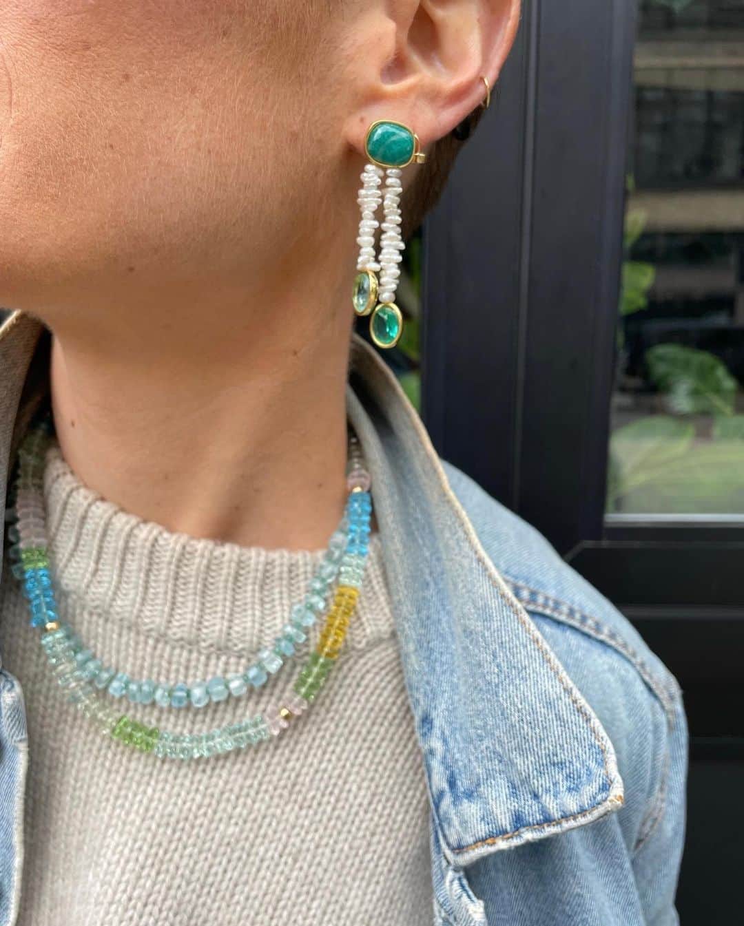 リジー フォルトゥナートさんのインスタグラム写真 - (リジー フォルトゥナートInstagram)「A layered look I love 💙 Shimmery strands, a bold belt, a pair of pearl statement earrings 〰️ I’m ready to take on the week 🙌 #lizziefortunato」4月25日 1時16分 - lfjewels