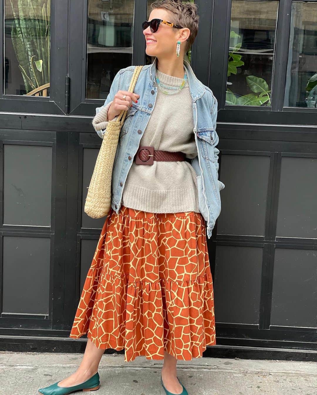 リジー フォルトゥナートのインスタグラム：「A layered look I love 💙 Shimmery strands, a bold belt, a pair of pearl statement earrings 〰️ I’m ready to take on the week 🙌 #lizziefortunato」