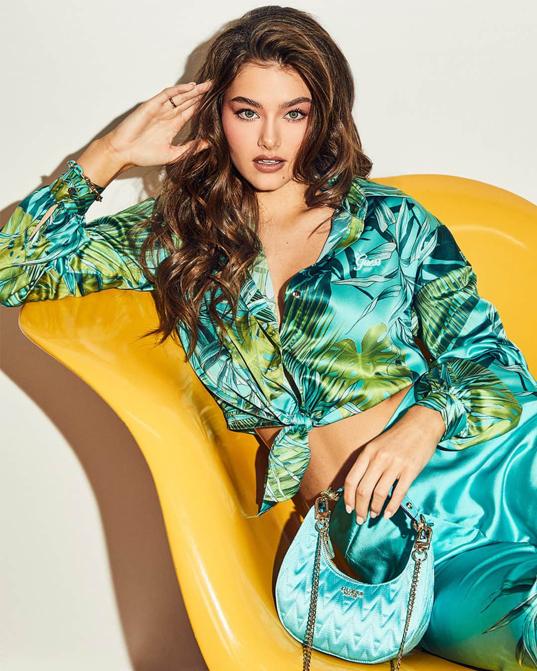 ゲスのインスタグラム：「Better together. Explore printed matching sets for the warm weather season. #LoveGUESS」