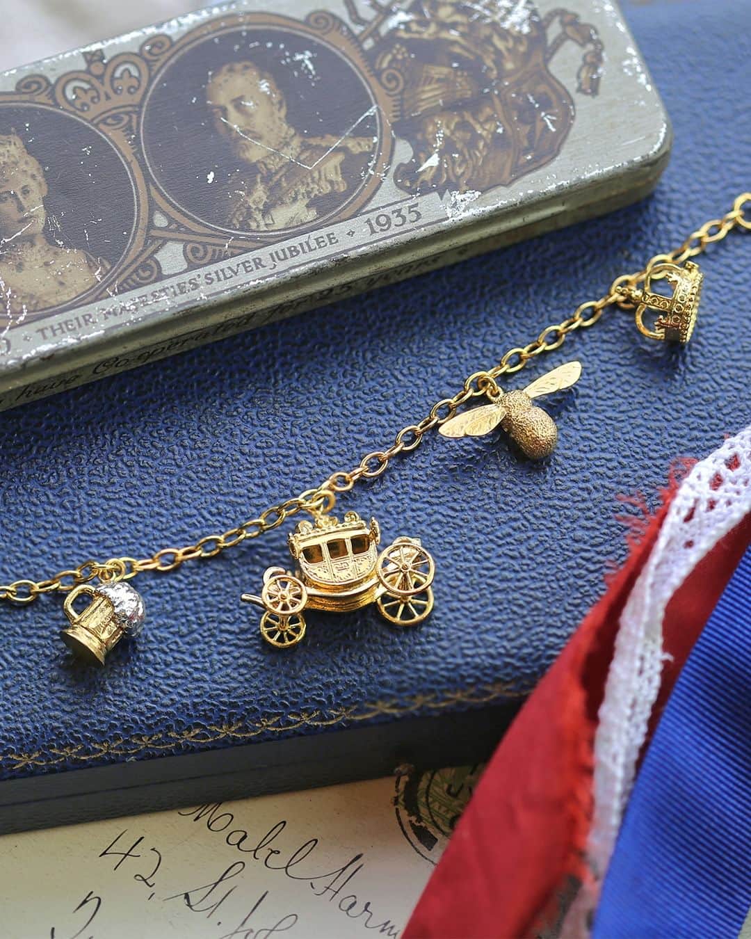 アレックスモンローのインスタグラム：「In celebration of the upcoming Coronation of King Charles III, Alex Monroe has created a limited edition bracelet brimming with regal and quintessentially British charms 👑  We are marking this celebration by uniting a few of our brilliant Alex Monroe stockists all across the UK and offer customers the chance to win one of these special charm bracelets 🇬🇧   From 28th April - 8th May any purchases made in store through the below list of stockists will be entered into the giveaway - for full details on how to enter visit the link in bio ✨  1. @theholliesfarmshop 2. @rhugestate 3. @elskejewellery 4. @rubiroxjewellers 5. @sneezums 6. @Jolibeau_jewellery 7. @marchbankdesign2016 8. @polkadotgallery 9. @theoystercatchercornwall  10. @thehambledon 11. @wearesilverado 12. @Fitzgeraldjewellers  T&Cs apply. UK entrants only.」