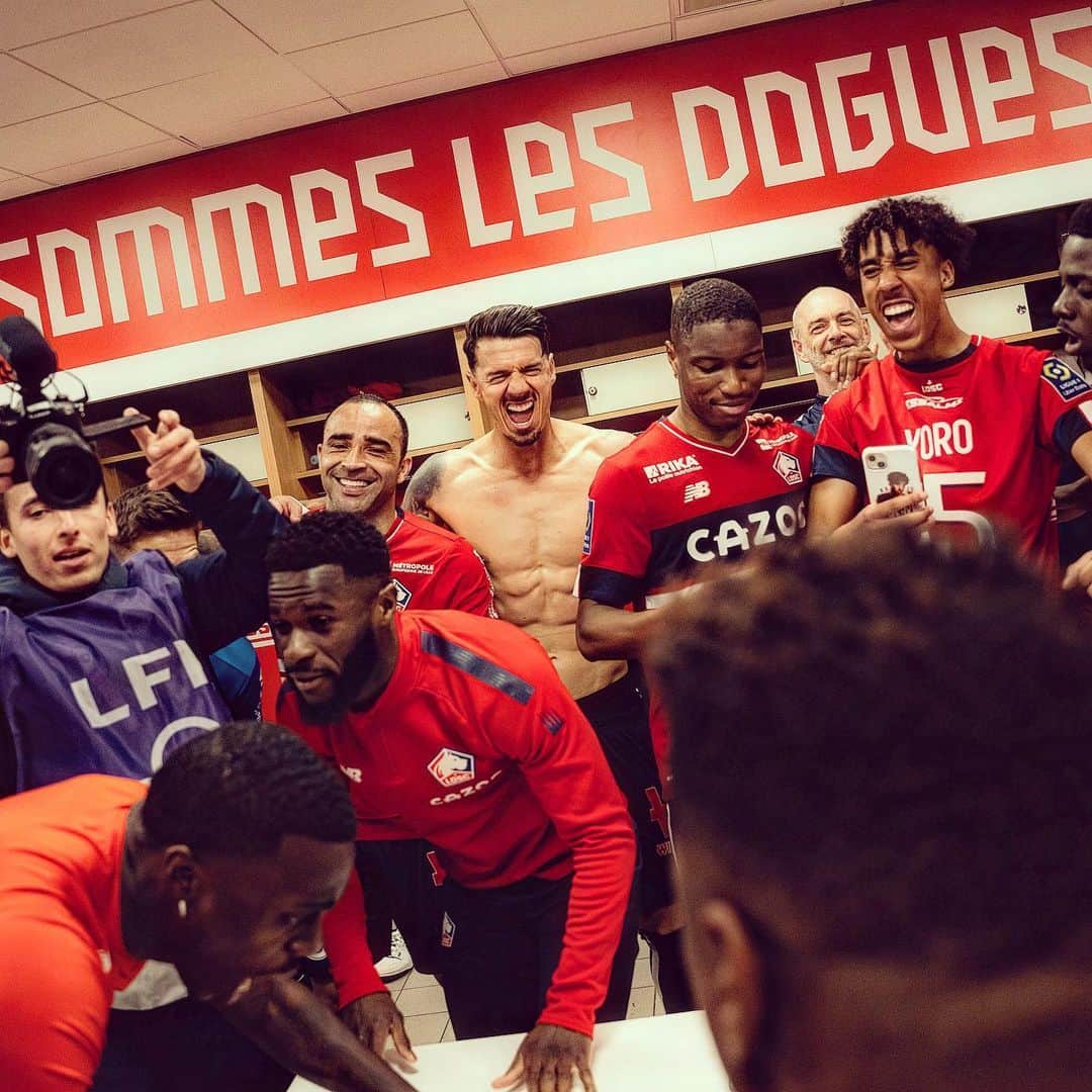 のインスタグラム：「Como diz o nosso slogan…   “NOUS SOMMES LES DOGUES”  Seguimos unidos,a acreditar em nós, com confiança, exigindo excelência a todos, pedindo raça e paixão.  Juntos vamos conseguir.  Allez Le Losc ❤️ -jusqu’à là fin-」