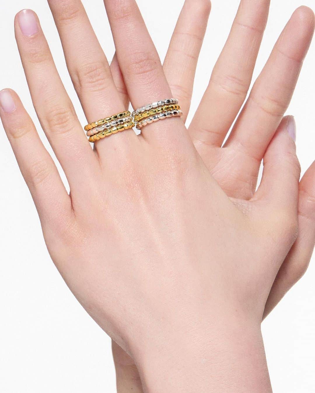 ドドさんのインスタグラム写真 - (ドドInstagram)「Perfect to stack or personalize, Granelli grows its shining collection with new silver and yellow gold rings.  #DODoJewels #DoDoGranelli #DoDoCharms」4月25日 1時12分 - dodojewels