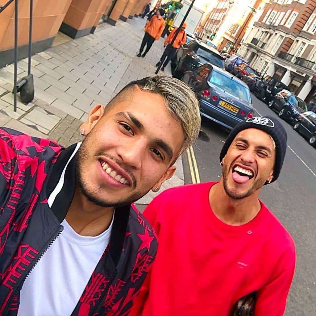 ロベルト・ペレイラのインスタグラム：「Feliz cumpleaños chistoso 🤣❤️ se feliz hermano.. que facha en la segunda foto🫣」