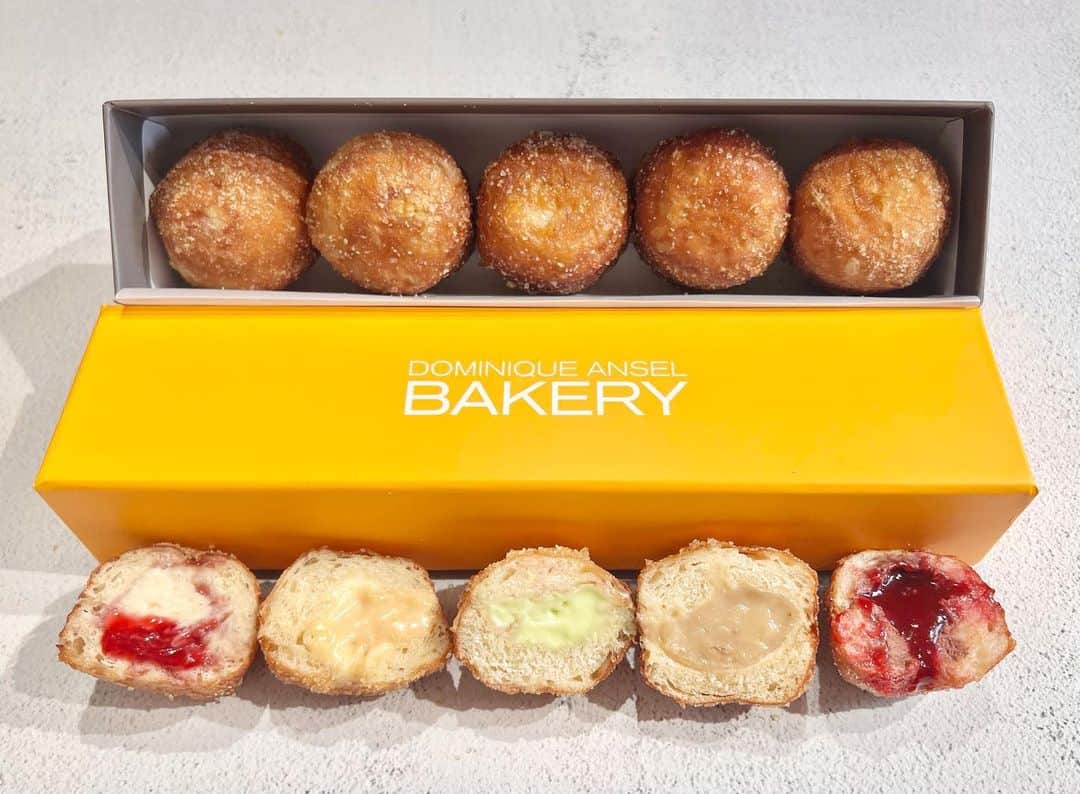 DOMINIQUE ANSEL BAKERYさんのインスタグラム写真 - (DOMINIQUE ANSEL BAKERYInstagram)「The Cronut® is turning 10 in May! To celebrate, we’re bringing back our annual tradition of Cronut® Holes in flavors from the past decade. And we’re shipping them nationwide during May ✈️ - head to DominiqueAnselOnline.com now.  NYC: for local preorder pick-ups in Soho, we’ll be launching them at DominiqueAnselNY.com this WED 4/26 at 12pm ET for pick-ups in-store FRI 5/5-SUN 5/7 (we’ll have a limited number of boxes for sale in-store in Soho 5/5-5/7 too). Mark your calendars and set your alarms.  This year’s flavors include:  * Dark Chocolate & Raspberry Chambord (December 2014): dark chocolate ganache & raspberry Chambord jam * Caramelized Banana & Brown Sugar (July 2015): caramelized banana jam & brown sugar ganache  * Lychee Rose & Pistachio (February 2017): lychee rose jam & pistachio ganache * Brown Butter & Caramel (November 2020): brown butter ganache & caramel ganache  * Strawberry & Hojicha (February 2021): strawberry jam & hojicha tea ganache (Pro-tip for our shipping site: if you see they’re sold out, add yourself to the “Notify Me When Available” list at the bottom of the page, and you’ll be emailed in the order you sign up when new inventory launches. We launch new inventory often, so keep checking back!) #CronutTurns10」4月25日 1時18分 - dominiqueansel