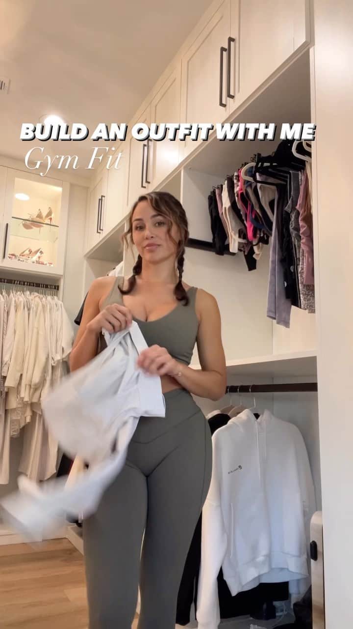 アナ・チエリのインスタグラム：「Which one is your favorite?? Outfits available on @cheri_fit for now.  Site wide SALE with INCREDIBLE PRICES 😱😱😱 Link in bio or CheriFit.com」