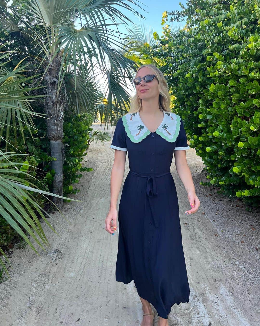 のインスタグラム：「Really loves a palm tree」