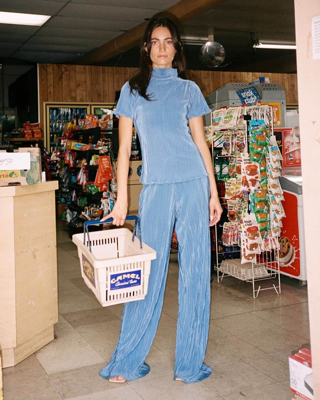 エイミー・ソングさんのインスタグラム写真 - (エイミー・ソングInstagram)「*Puts on the Nelson top + Lucinda pant just to go the bodega*  #wearthisnext #pleated #revolve #chicoutfit」4月25日 1時19分 - songofstyle