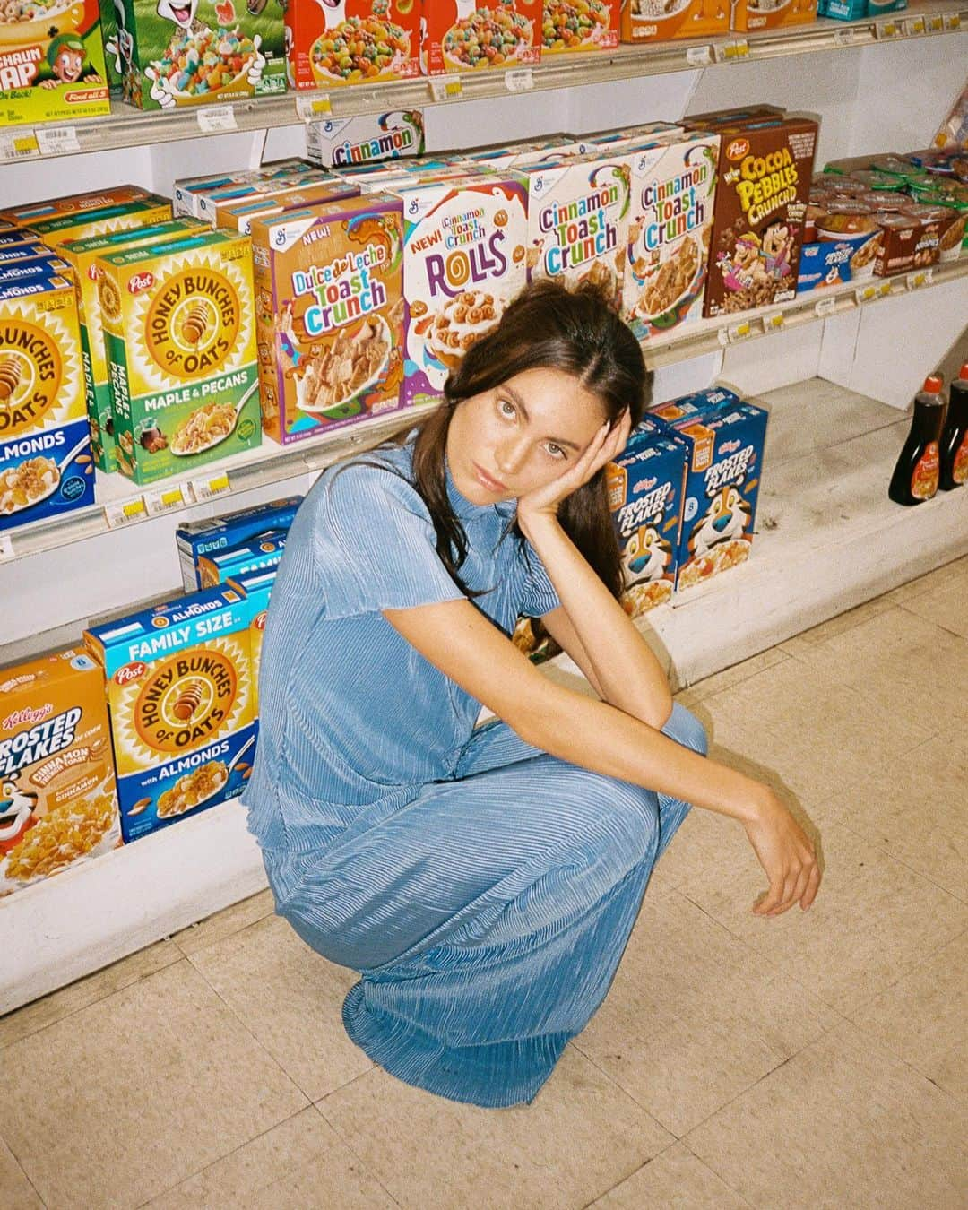 エイミー・ソングさんのインスタグラム写真 - (エイミー・ソングInstagram)「*Puts on the Nelson top + Lucinda pant just to go the bodega*  #wearthisnext #pleated #revolve #chicoutfit」4月25日 1時19分 - songofstyle