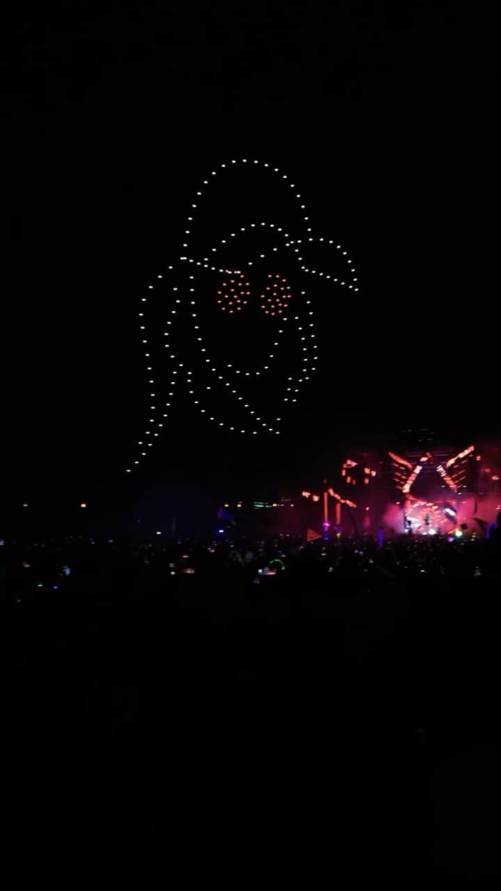 REZZのインスタグラム：「I can’t believe this is a real video holy shit.  FIRST EVER REZZ DRONE SHOW LASTNIGHT!  @ubbidubbifest @digitalskyproduction」