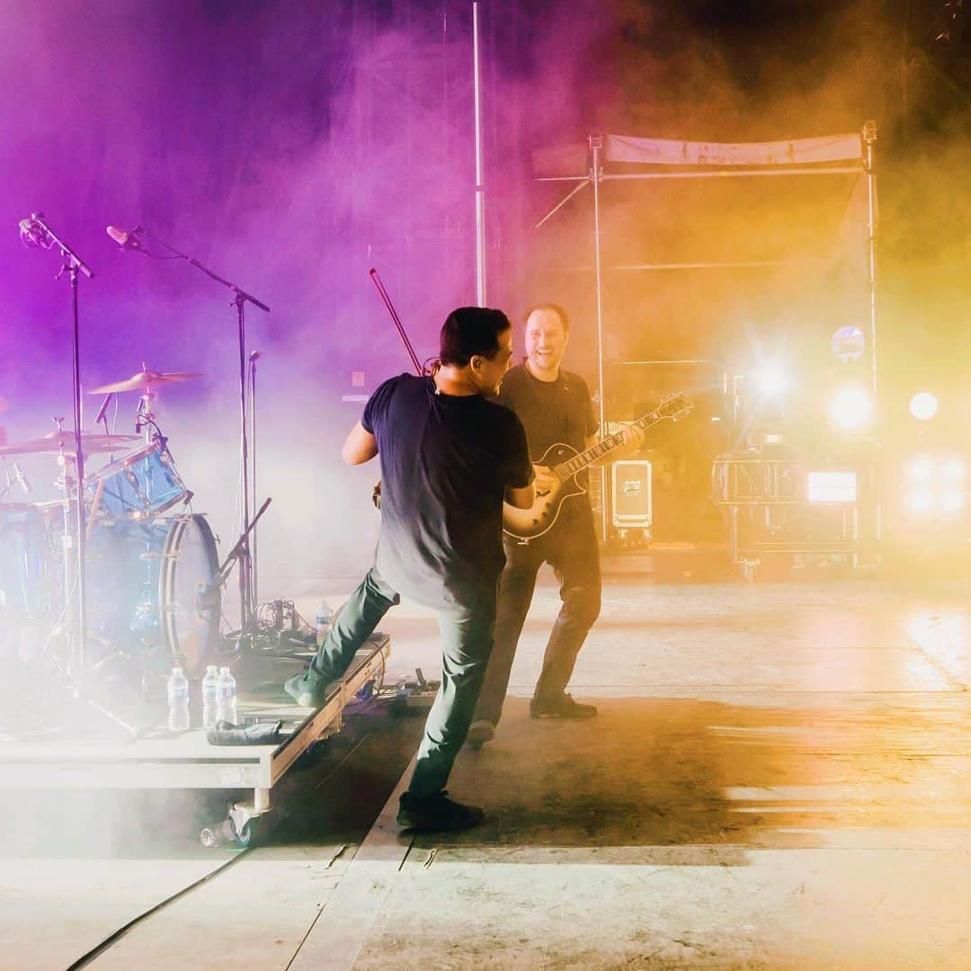 Yellowcardのインスタグラム：「Tag someone who makes you smile! 👇  . . . . . #yellowcardband #yellowcard #poppunk #emo #friendshipgoals #violinist @williamryankey @joshportman 📷 Acacia Evans」