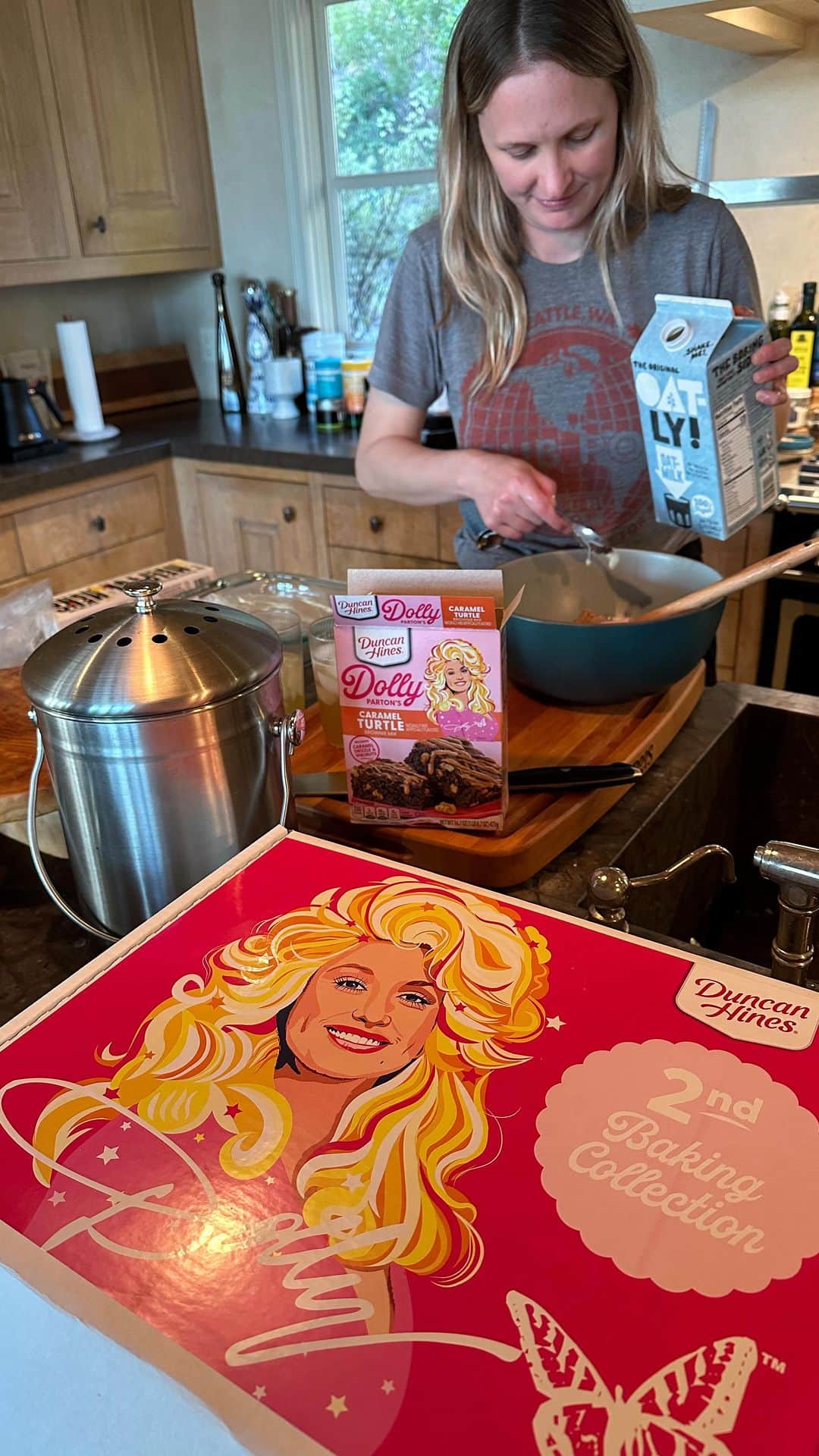 ブリー・ラーソンのインスタグラム：「weekends are for @DollyParton brownies」