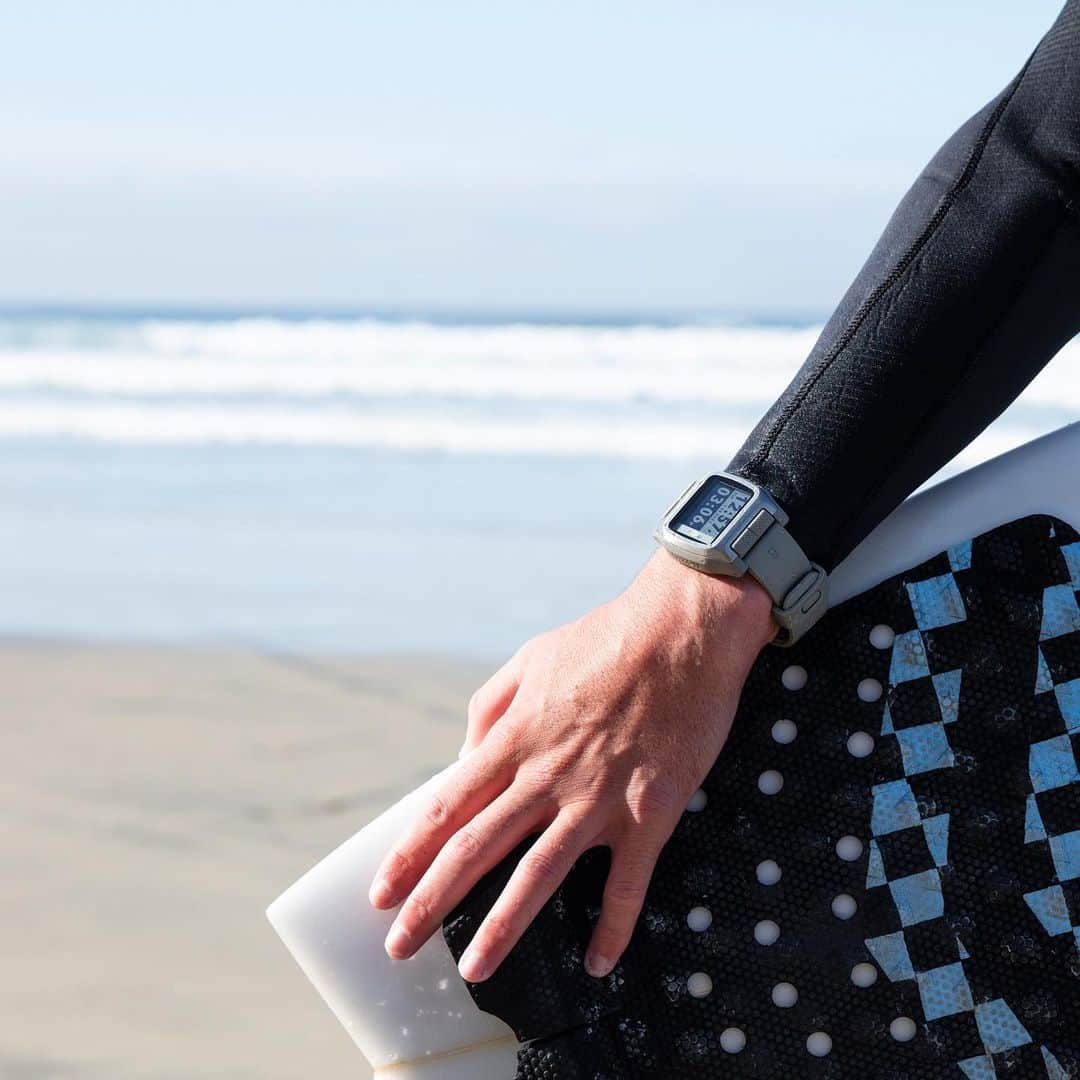ニクソンのインスタグラム：「The High Tide.  Always be in the know with 550 pre-programmed locations as well as precise sun and moon data.  It'll tell you when it's low tide too.」