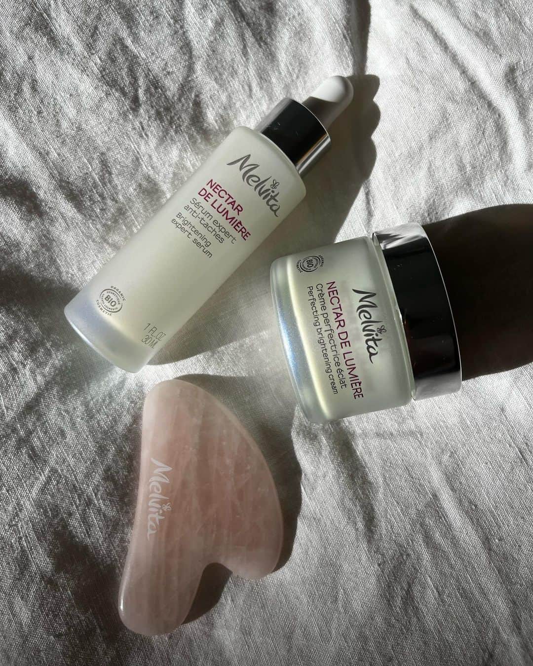 Melvita Officialのインスタグラム：「Un duo inséparable 💕 Les résultats après un mois d’application de la routine Nectar de Lumière ?  +27% de luminosité  +28 % d’uniformité de votre teint  -18% d’apparence des taches brunes   Pour avoir un teint radieux, rendez vous sur le site internet. Lien en bio ☝️」