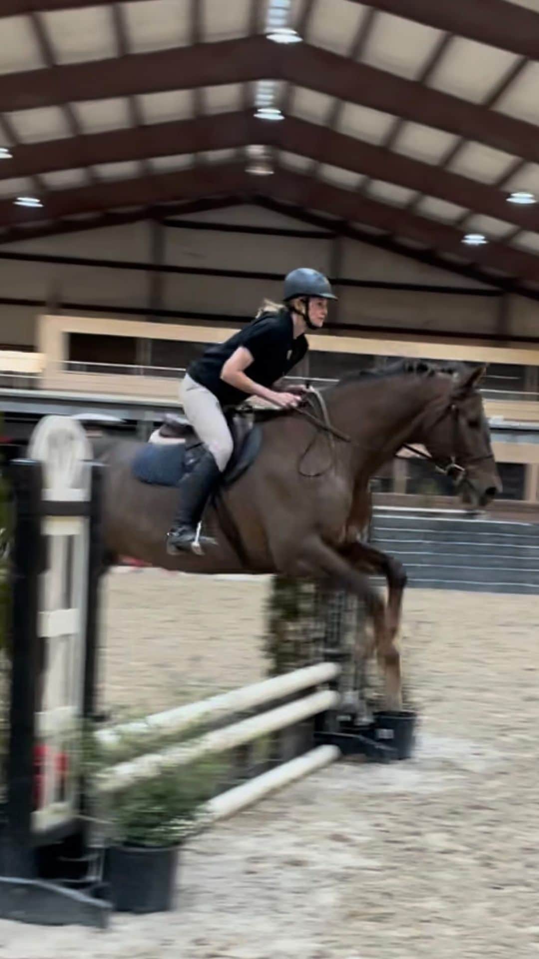 ブリジット・マルコムのインスタグラム：「This is six months of jumping (and a year and a half of riding)… enjoy a snapshot from my first ever jump to my most recent! @marybast7 ❤️❤️ @swanlakestablesllc」