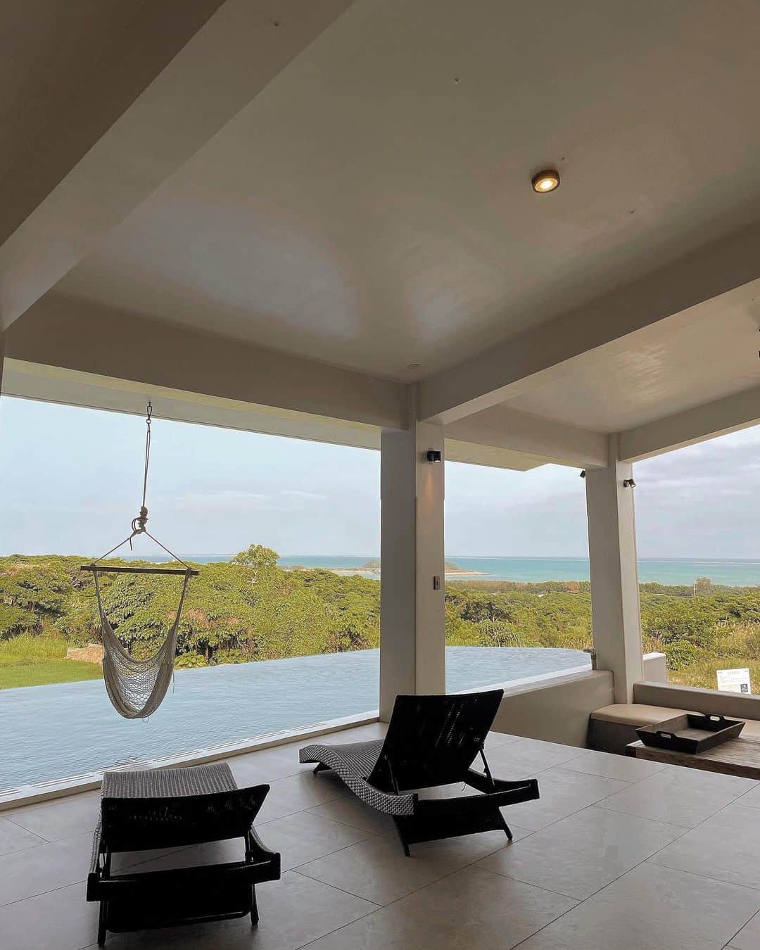 大野愛友佳のインスタグラム：「marinx pool villa✨ 沖縄での宿はこちら  テントサウナとプールのある 星空の下でととのう場所🌌  3日目に与論から本島へ移動して、 最終日にBBQで乾杯🥂  大人数で楽しむには最高な空間  ここで彼のパパママへサプライズをしたくて、 子供たちでバタバタと準備🤫  ギフト受け取りなど、あれこれとスムーズに対応してくれたお宿に感謝です。 ありがとうございました✨  ぜひまたゆっくりしに行きたい場所です❤︎  #沖縄ヴィラ#プール付きヴィラ#サウナ好き#テントサウナ#沖縄旅行#家族旅行」