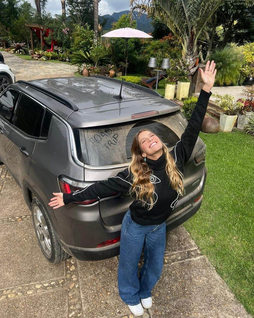 イザベラ・サントーニのインスタグラム：「Todos os dias uma aventura diferente com a @unidasseminovos! ❤️」