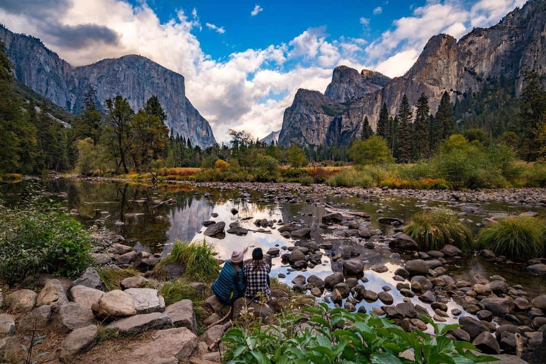 REIのインスタグラム：「National parks create unique opportunities for people to experience beauty, history, community, and so much more. Together with @REI, NPF is helping more people explore the outdoors and create lifelong connections.  A love of parks is often passed from generation to generation. As we celebrate National Park Week (April 22-30) think about how you can share your love of the outdoors and plan a visit to a national park! When you purchase an America the Beautiful National Park Pass from REI, 10% is donated to the @nationalparkfoundation to help keep these places inspiring, engaging and powerful!    There are over 400 national parks in the US, including some near you!  📸: David Caldwell, Share the Experience」