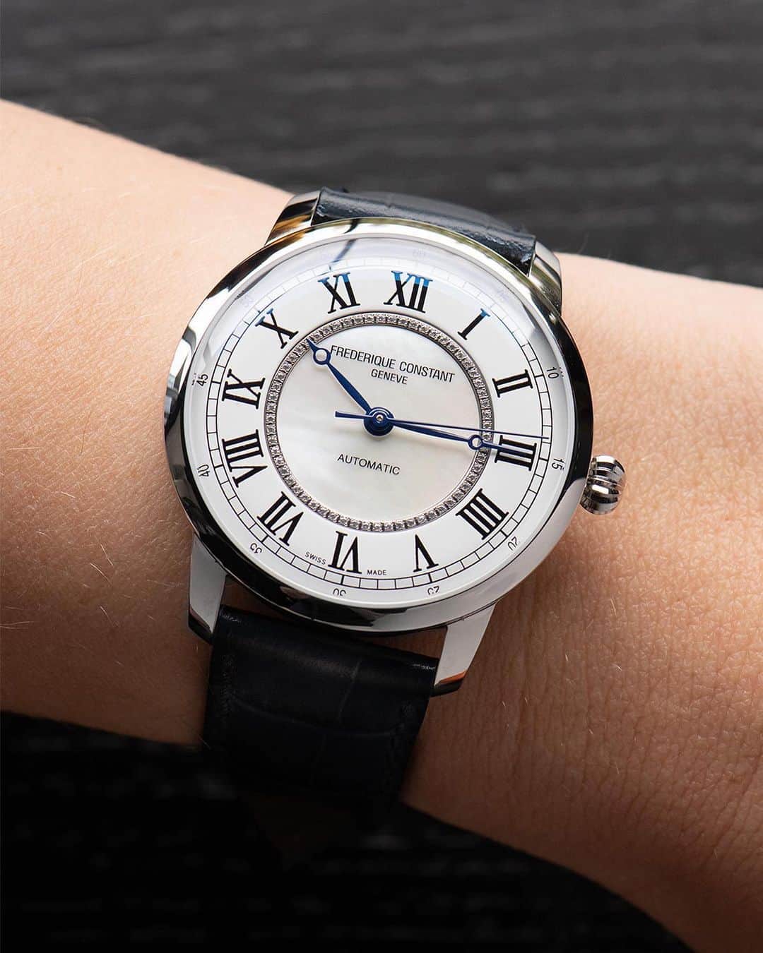 フレデリックコンスタントさんのインスタグラム写真 - (フレデリックコンスタントInstagram)「Timeless elegance on display with the Classics Premiere for both men and women.  #ClassicsCollection #LiveYourPassion #SwissWatch」4月25日 1時39分 - frederiqueconstant