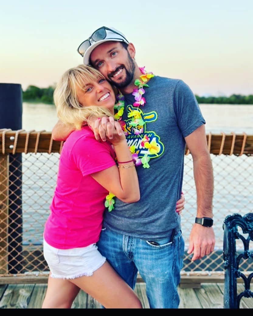 ケイディー・デニーのインスタグラム：「Still rocking the boat and sweeping me off my feet I love you @t_omgra your my everything ❤️🌺🛥」