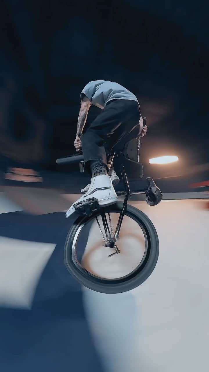 Swatchのインスタグラム：「balance & timing, two traits @matthiasdandois could lecture a masterclass on 😎   watch his latest Time Machine video 👉 bio. #bike #bikelife #bmx #bmxflatland」