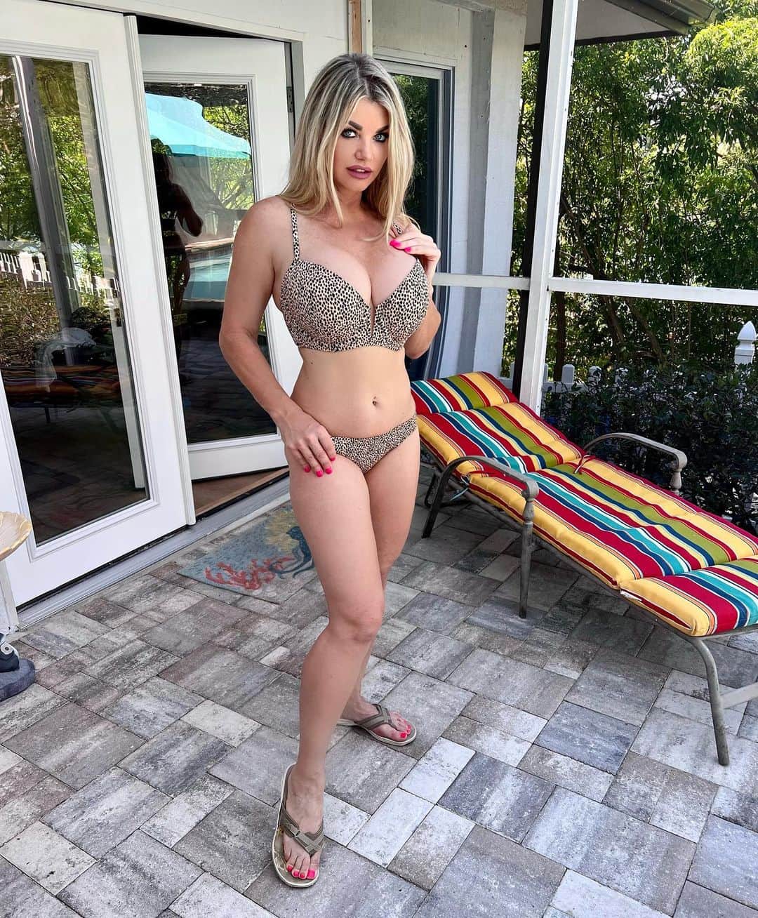ヴィッキー・ヴェットのインスタグラム：「Morning 💕🌞 how is your day looking? 💋 Do you want to lay out? 😇」