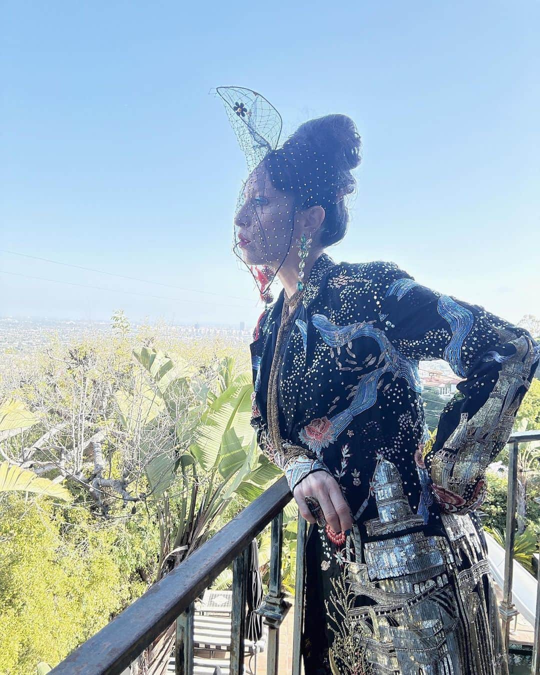 B. Akerlundさんのインスタグラム写真 - (B. AkerlundInstagram)「Taurus season has begun …………. Fashion from @theresidencyexperience look: @rahulmishra_7 headpiece : @piersatkinson earring : @alma_row  all available in the showroom 💖」4月25日 1時47分 - bcompleted
