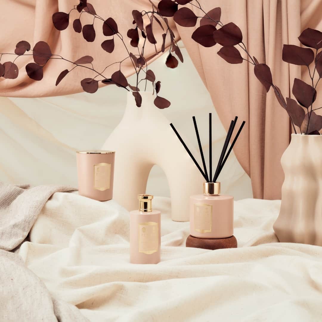 フローリスのインスタグラム：「Curating your home is a fine art, as you encapsulate in scent both your personality and character.  Create your very own home sanctum with our latest collection available Online & In-Store.  #FlorisLondon #HomeScent #HomeDecor」