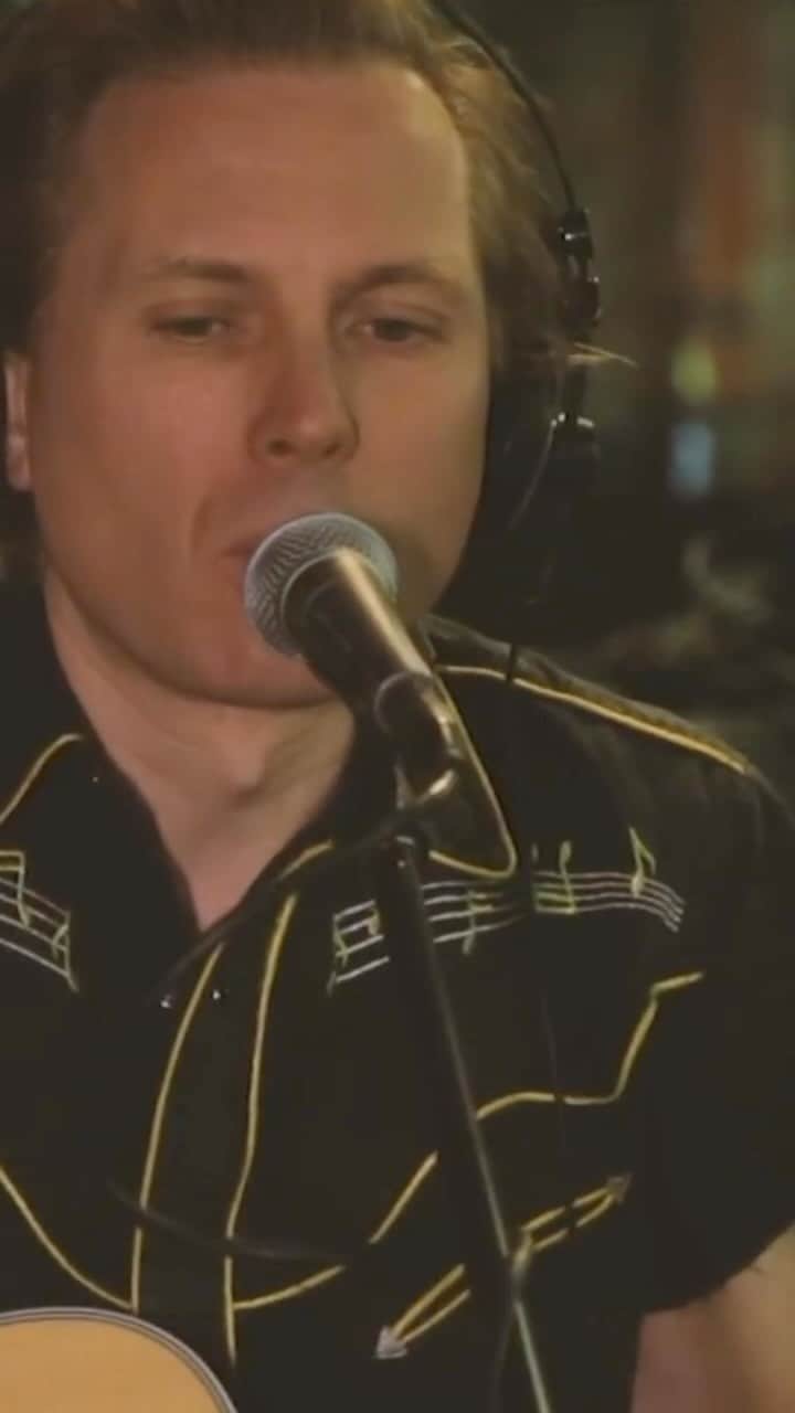 フランツ・フェルディナンドのインスタグラム：「What do you think of this acoustic version of Take Me Out from back in 2019?」