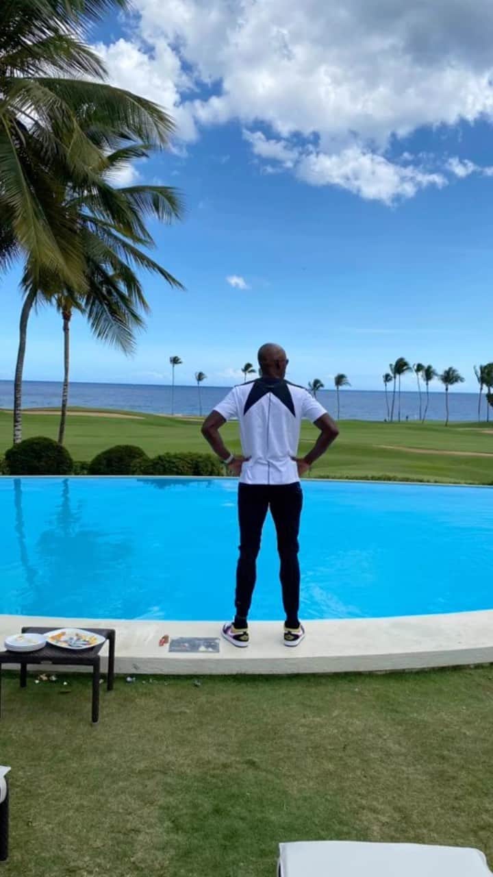 のインスタグラム：「The older I get the more excited about life I am getting because it seems like around every corner, there is an exciting book waiting for me, a great vacation or an interesting person to meet and this weekend I celebrated the 3rd annual Trayfore golf invitational in the Dominican Republic and I was fortunate to encounter all three. Thank you to everyone in the Dominican and @casadecampodr for showing us an amazing time and a special shout out to all of the men that participated that made this trip truly unforgettable. Whenever you do something great in life always take people with you. Great friends will keep you “Forever Young”. See you next year! @therealchrisspencer @flexaforeal @smallthang2agiant960 @thewerth @mrantigua2u @sl1mbenny @gentrytwo3 @oneilpyke @mrave12 @keenantowns72 @kainon_jasper @mayersorin @mgm3mgm @trentluxury @willlowerygolf @larryfitzgerald @raulcendoya @jjbarea11 @rgiansanti @doug.leftwich @jaybee814 @melroanesplace #teethofthedog #trayforegolfinvitational #casadecampo #domincanrepublic #dyefore」