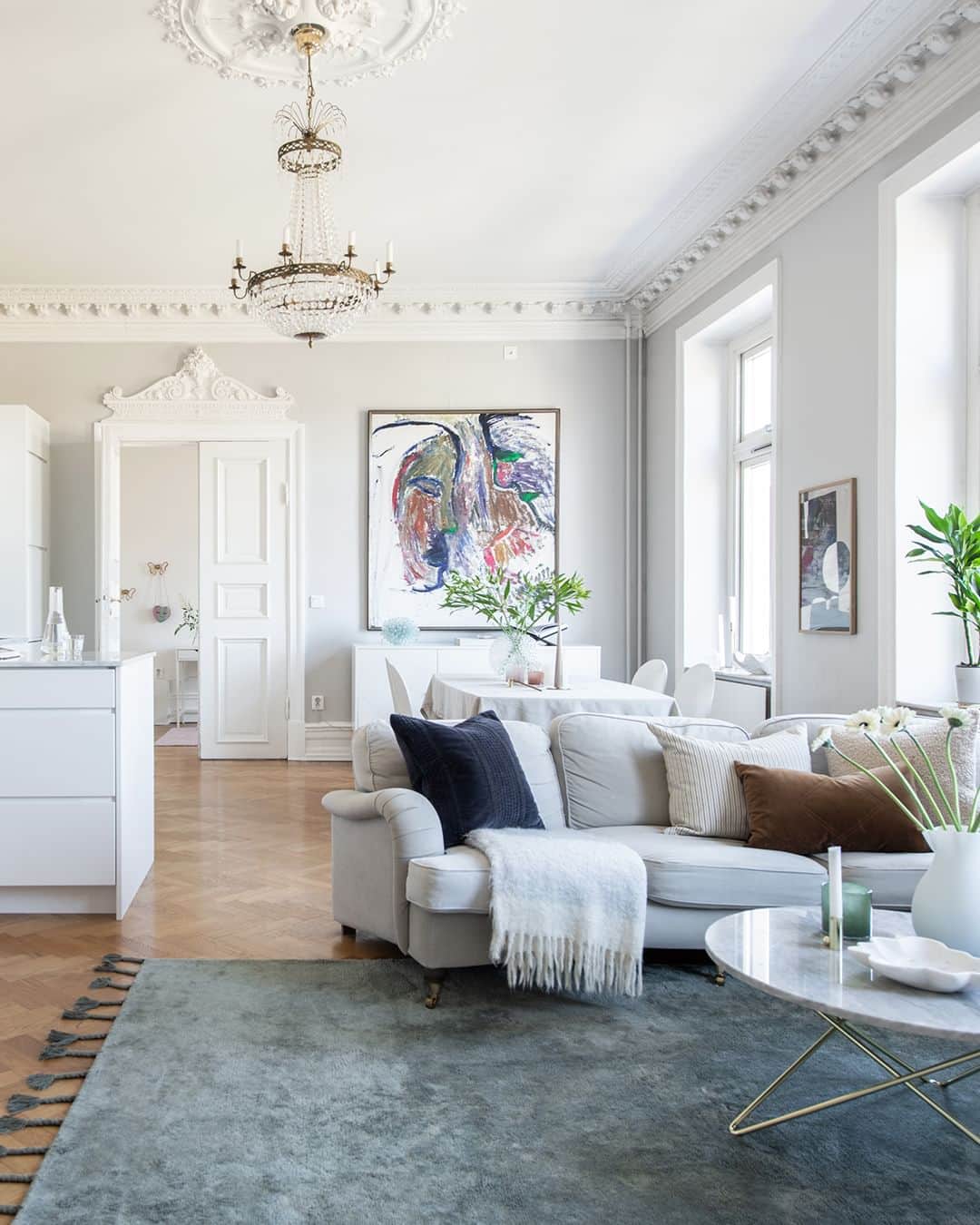 Bjurforsのインスタグラム：「Bjurfors Century presenterar tre magnifika 1800-talsrum i fil, med stora välvda fönster ut mot Hagaparkens grönska 🤍  Haga Kyrkogata 8 | 3 ROK. Foto: @mariasahlander  Styling: @bon.interior   #bjurforscentury #bjurforsgöteborgcity #mäklareangelicastenvold #takrosett #stuckatur #stuckaturer #takstuckatur #fiskbensparkett #vardagsrum #vardagsrumsinspo #chandelier #kristallkrona #sekelskifte #1800tal #1800talshus #rumifil #turnofthecentury #göteborgsvackrastehem」