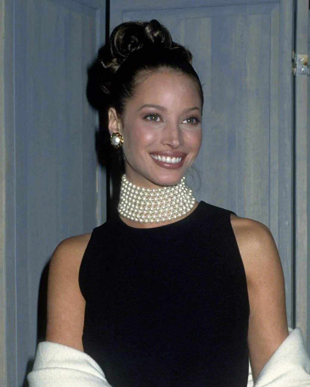 Vogue Beautyさんのインスタグラム写真 - (Vogue BeautyInstagram)「Over the years, supers have taken on the #MetGala red carpet and leaned into beauty looks that highlight their personal style. Who can forget Christy Turlington at the 1992 Met Gala? The theme was “Fashion and History: A Dialogue," and she appeared as a modern-day Audrey Hepburn, wearing a pearl choker and curls swept up into a retro knot. In 1996, model Linda Evangelista fashioned her lengths into a volumized bob complete with a set of micro bangs. Naomi Campbell was very much the nineties bombshell as she made her way to the Met Gala in 1995. With chunky highlights, pastel eyeshadow, and nude lips, one might even call her a clairvoyant as her look checked off pretty much every beauty trend of the following decade. And, last but not least, Gisele Bündchen arrived to the 1999 "Rock Style" Met Gala in all her fresh-faced, sunkissed glory.  Tap the link in our bio to see more of the best #MetGala beauty looks of all time.」4月25日 1時55分 - voguebeauty