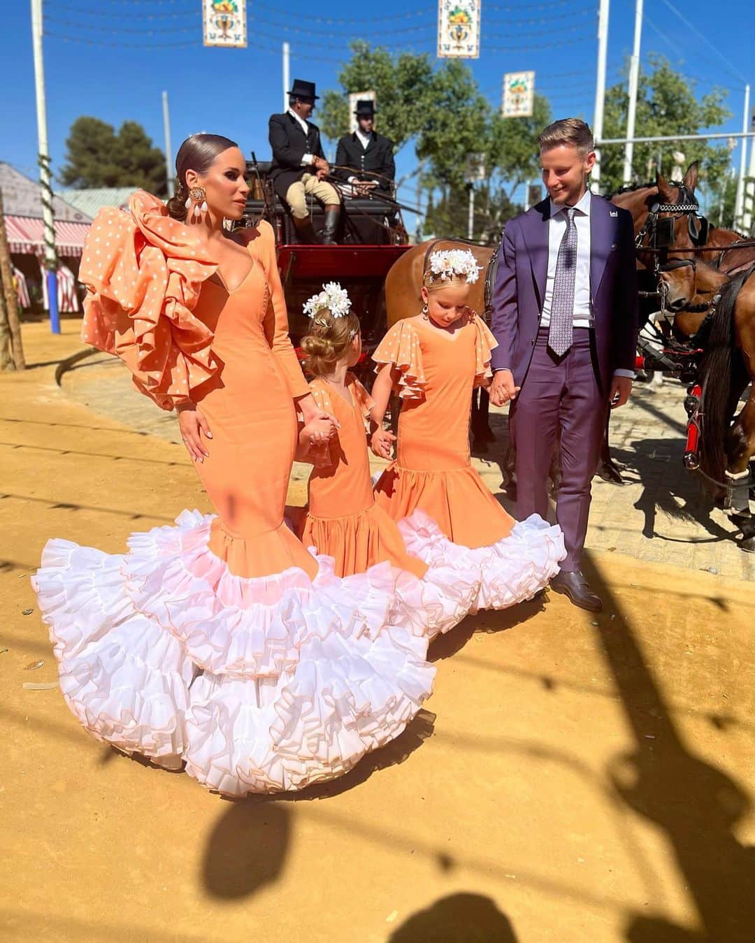 イヴァン・ラキティッチのインスタグラム：「🧡🤍 primer día de feria 🧡🤍 vestido @anguas.ruiz  maquillaje @consonoguerol10」