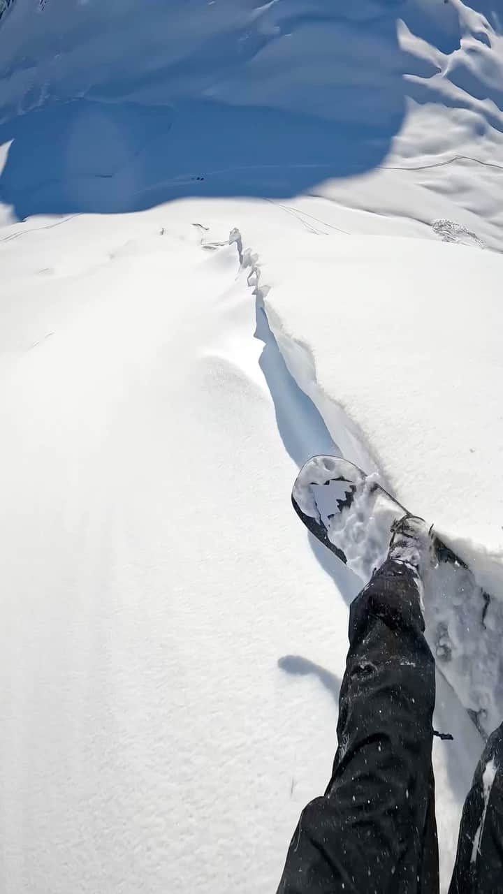 アナログクロージングのインスタグラム：「POV you’re @mikkel_bang 👓  #Burton #Snowboarding」