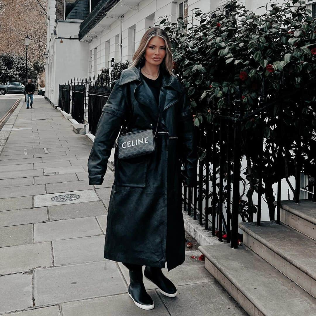 クロエ・シムズのインスタグラム：「LONDON 🇬🇧 . Trench - @fkaclothing_  Hair - @hairrehablondon  Boots & bag - @celine  #AD」