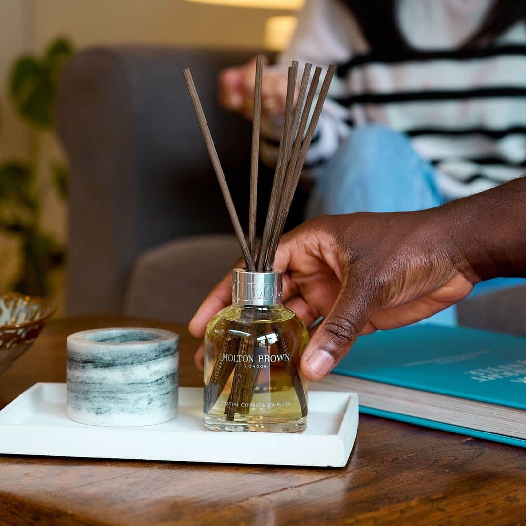 モルトンブラウンのインスタグラム：「We're bringing the seaside to your home this spring; discover our new refillable Aroma Reeds, in the iconic Coastal Cypress & Sea Fennel scent.  Made with a high, 10% fragrance concentration, the natural rattan reeds effortlessly disperse waves of salted cypress, bracing marine notes and cool cardamom for up to four months. Bonus: it looks great too.」