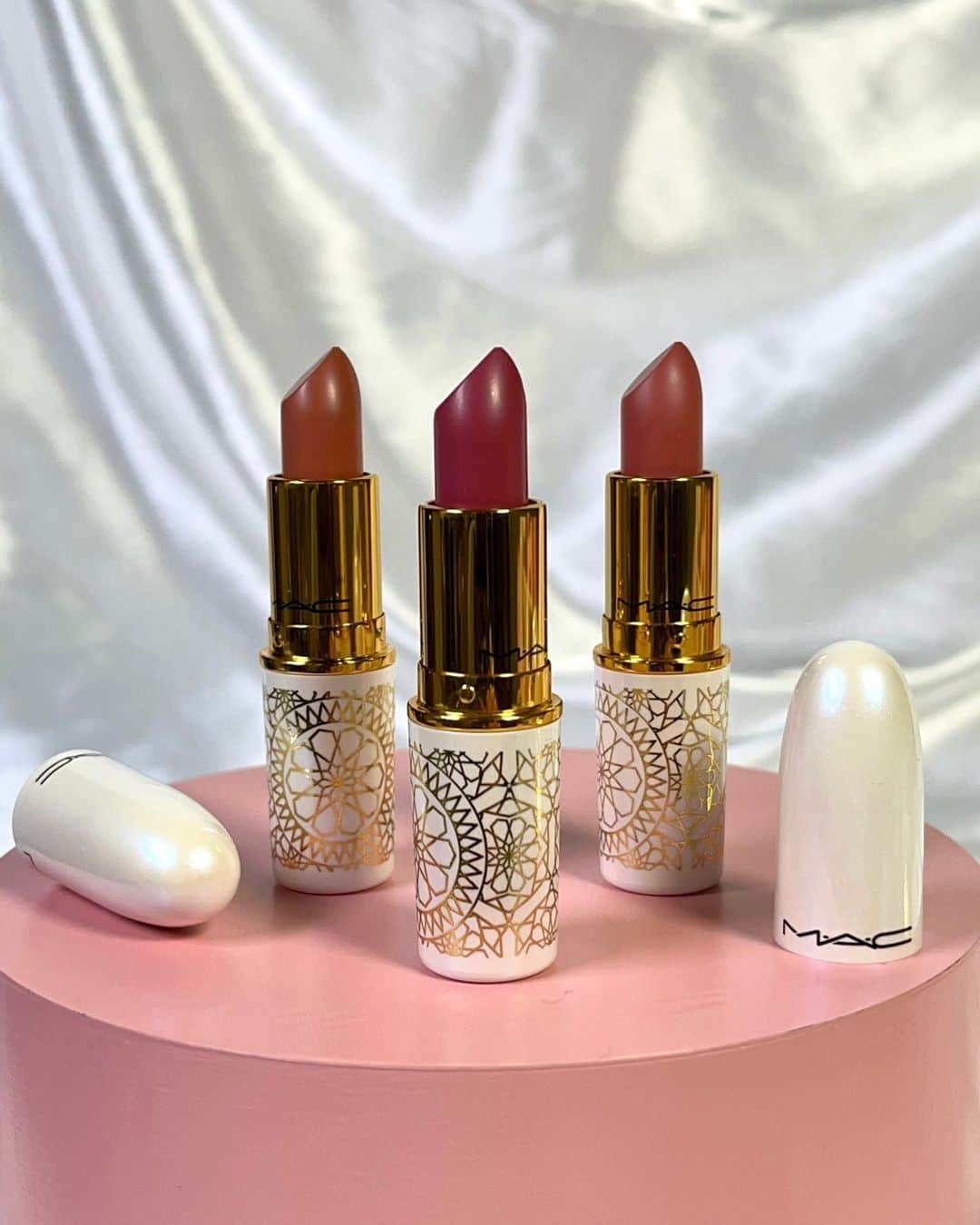 M·A·C Cosmetics UK & Irelandさんのインスタグラム写真 - (M·A·C Cosmetics UK & IrelandInstagram)「Why have one when you can have all three. 😍   A collectable line-up of our limited-edition M·A·C Pearlescence collection comes dressed in a special packaging. Discover a lustrous lineup featuring new and best-sellers. 🐚  Products:  💋Set In Stone  💋Mauve Over! 💋Hidden Treasure    Shop online at maccosmetics.co.uk, Harrods and Selfridges ✨  #MACCosmetics #MACPearlescence #LimitedEditionMakeup」4月25日 2時01分 - maccosmeticsuk