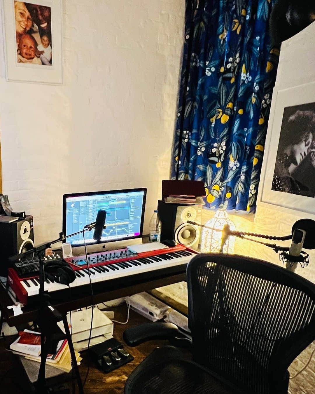 Emeli Sandéのインスタグラム：「Welcome to my office 👩🏽‍💻」