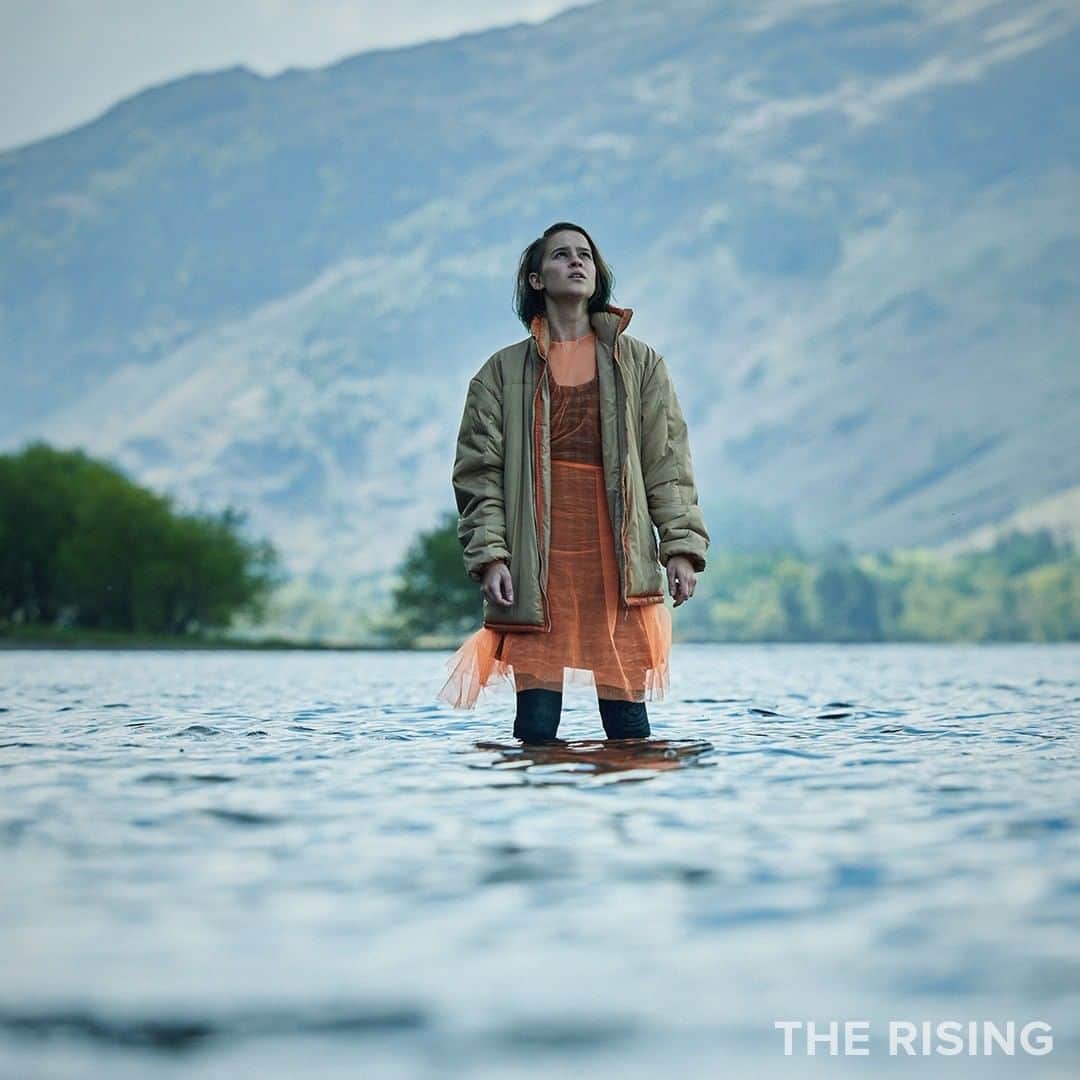 The CWのインスタグラム：「THE RISING is the story of Neve Kelly who discovers that she is dead. Determined to find her own killer and get justice, she takes advantage of her new supernatural abilities to go where the police can’t and investigate her own death.   BARONS is set at a time of sexual liberation, social disruption, protest and war. The eight-part series captures a unique moment of upheaval and opportunity as a new surfing counterculture collides with the realities of enterprise. Two best friends, inspired by their love for the Australian beach, create what will become rival iconic surf brands.  Both premiere Monday, May 29 on The CW!」