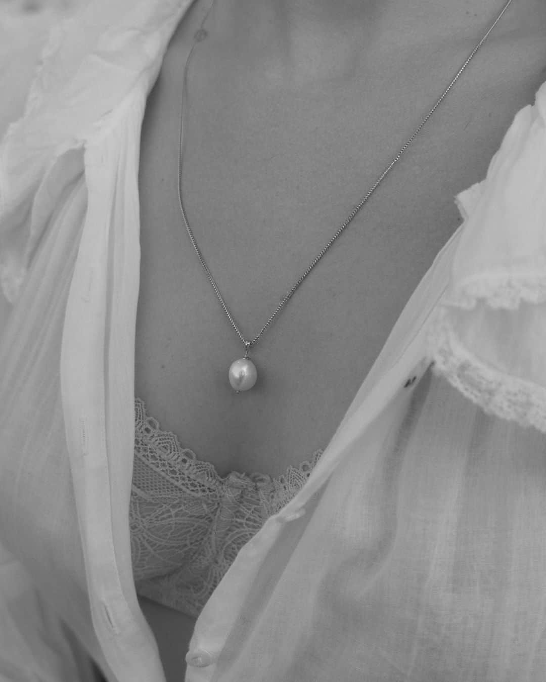 オレーシャ・ルーリンのインスタグラム：「Mother’s Day is around the corner. One of my favorite brands is @kinnstudio heirloom quality jewelry made of 14k solid gold intended to be worn daily for your lifetime. This pearl necklace is from @kinnstudio and I wore it for my wedding and through out my pregnancy ( I just broke the chain.. it got stuck in the car seat … don’t worry I’m getting it fixed) I love @kinnstudio bracelets * the cobra is a dream and all things earrings and necklaces. If you’re looking for gift this is your one stop shop.」
