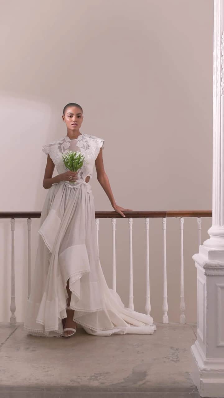 Harrodsのインスタグラム：「Did anyone else spend their weekend poring over #SofiaRichie’s wedding snaps? From her myriad outfit changes to that lily of the valley bouquet (snap!), the dreamy French Riviera occasion was prime moodboard material. Head to our link in bio to plan your fairytale wedding with #Harrods 🤍  Gown: #Zimmermann Bouquet: Lily of the valley, by #NeillStrainFloralCouture on the Lower Ground Floor.  #HarrodsFashion」