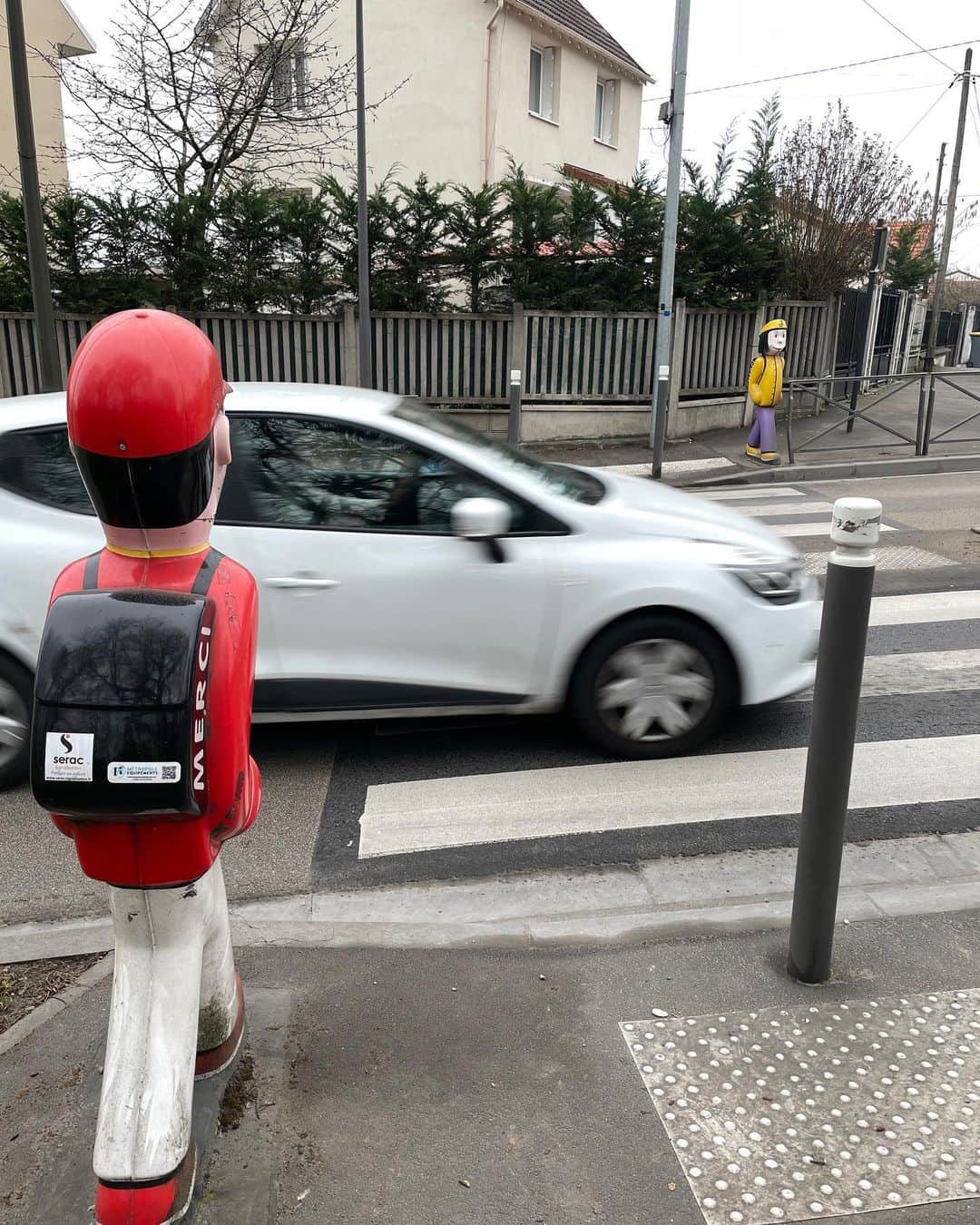 丸山ゴンザレスのインスタグラム：「パリの横断歩道で出会ったやつ。少年にしては大きな存在感。」