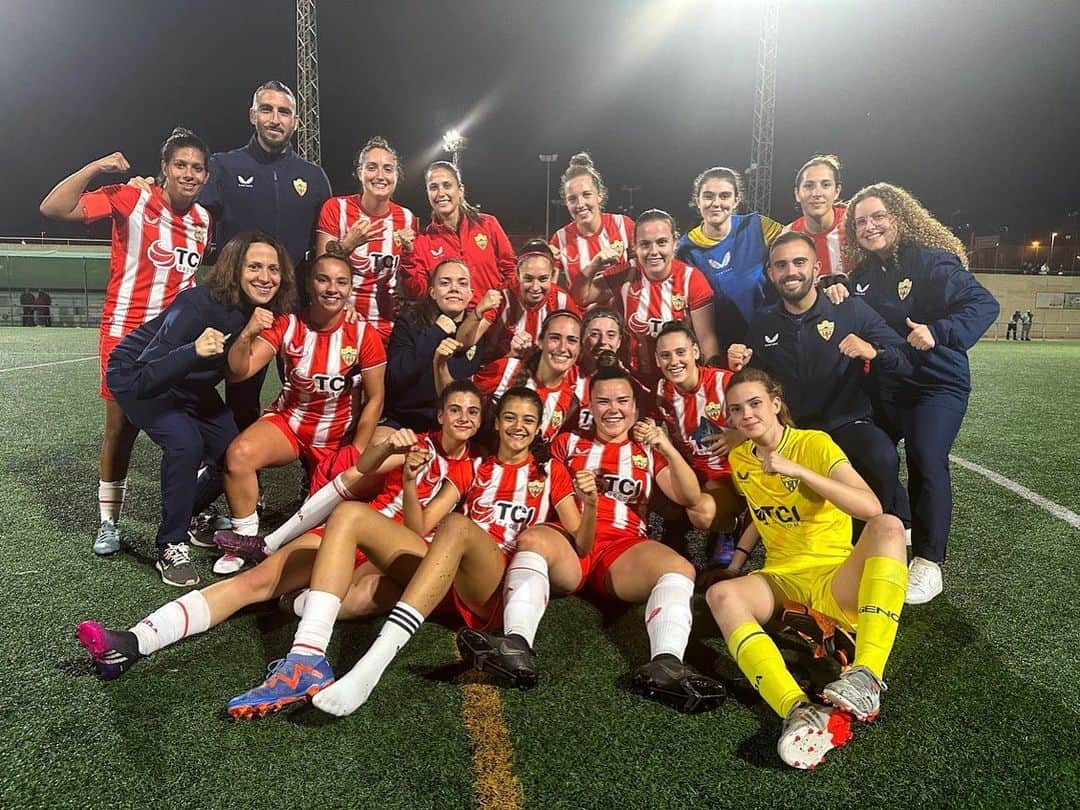 ホセ・マヌエル・フローレス・モレノのインスタグラム：「Enhorabuena por el gran partido y por la maravillosa  temporada chicas !!  🔴 @udalmeria @femeninouda ⚪️  #FútbolComoFormaDeVida」