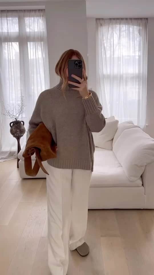 チャーリーのインスタグラム：「London sweater weather incoming 🌧️ @holliehobin styling the MARGOT sweater.」