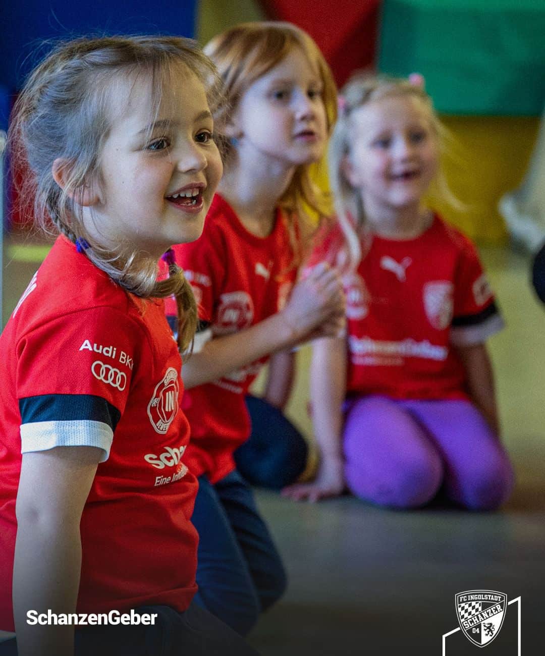 FCインゴルシュタット04のインスタグラム：「Kinderaugen zum Leuchten bringen & Spaß an Bewegung vermitteln: Bereits zum sechsten Mal läuft unter unserer sozialen Dachmarke 'SchanzenGeber' das Präventionsprojekt 'Fit mit Schanzi' in Zusammenarbeit mit unserem Gesundheitspartner @audibkk.de und der @schanzerfussballschule. ⚫️🔴 Seit knapp einem halben Jahr lernen 130 Kinder in vielseitigen Bewegungs- und Ernährungseinheiten die unterschiedlichen Facetten der sportlichen Aktivität und die Wichtigkeit einer ausgewogenen Ernährung kennen. 🏃🍽️ . . #SchanzenGeber #SchanzenGeberSpieltag #Schanzer #einfachwiederschanzer #schanzerdassindwir #Schanzerfürimmer #Schanzer #Ingolstadt #FCI #FCIngolstadt #soccer #fussball #football #futbol #Liga3 #3Liga」