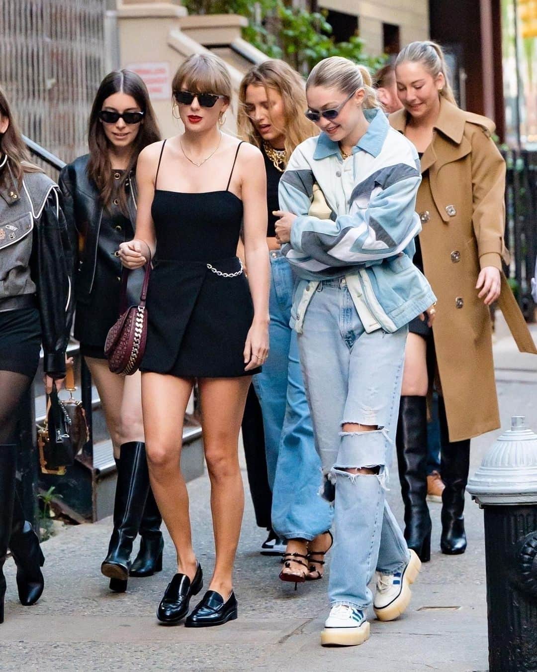 ELLE UKさんのインスタグラム写真 - (ELLE UKInstagram)「Recently single #TaylorSwift has been spotted on the town with the #HAIM sisters, #GigiHadid and #BlakeLively, and it can only mean one thing: the girl squad is officially back.」4月25日 2時31分 - elleuk