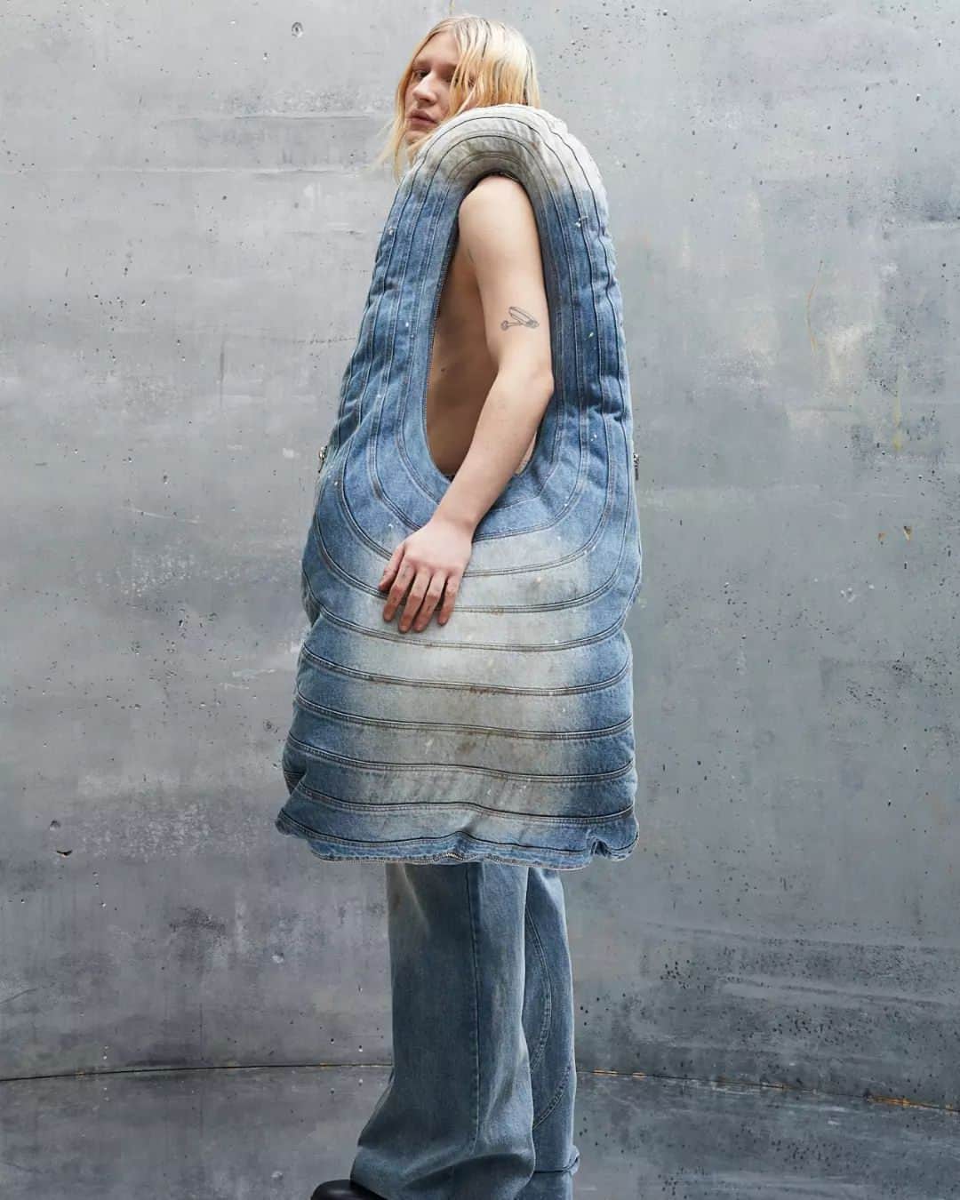 Fashion Weekのインスタグラム：「The bigger the bag, the bigger the heart. #NoFaithStudios is merging fashions two favorite things: oversized and denim.   Photos by @shaunasummers_」