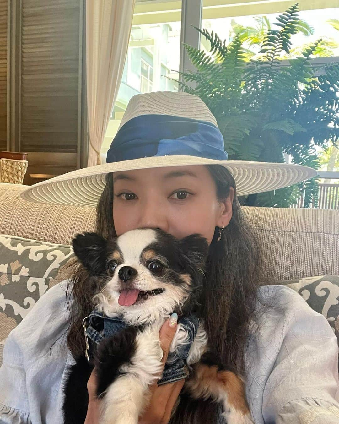 和央ようかさんのインスタグラム写真 - (和央ようかInstagram)「Me and My Baby 🐶❤️  どんどん🐶が嬉しいと私も嬉しい❤️  どんどん🐶いつもありがとう😊 もうすぐ、１３歳になるけど、もっと楽しい事見つけて、沢山遊ぼうね😉 私は毎日どんどんに夢中だよ❤️  #takakoworldstylin🌎 #takakohawaiistylin🏝 #lifestyle #hawaiilife #hawaii #ハワイ生活　#dondon🐶#どんどん🐶#yokawso #和央ようか」4月25日 2時39分 - yokawao0215