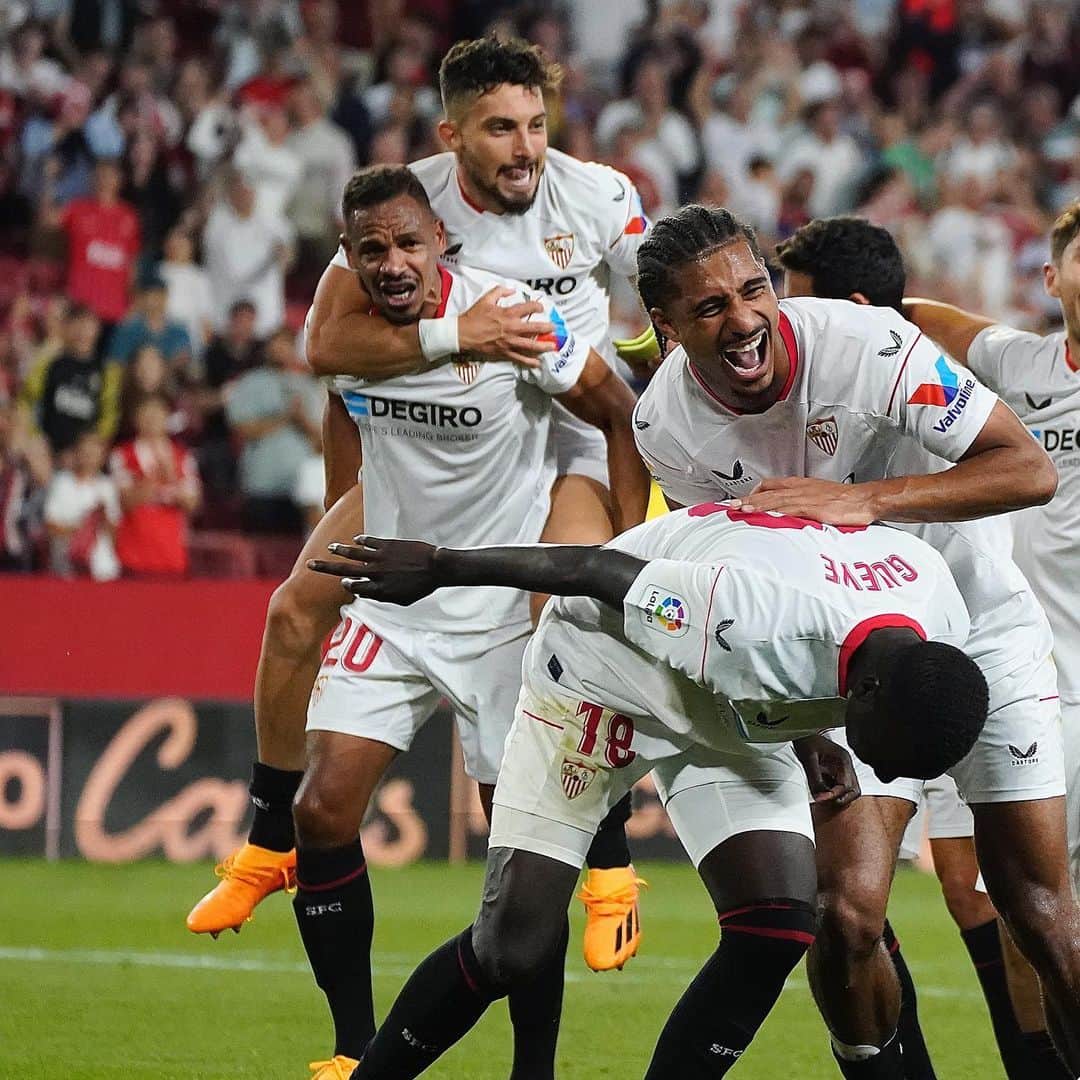 セビージャFCのインスタグラム：「✨ Los 𝗡𝗨𝗘𝗦𝗧𝗥𝗢𝗦. Sin más. ❤️  #WeareSevilla #NuncaTeRindas」