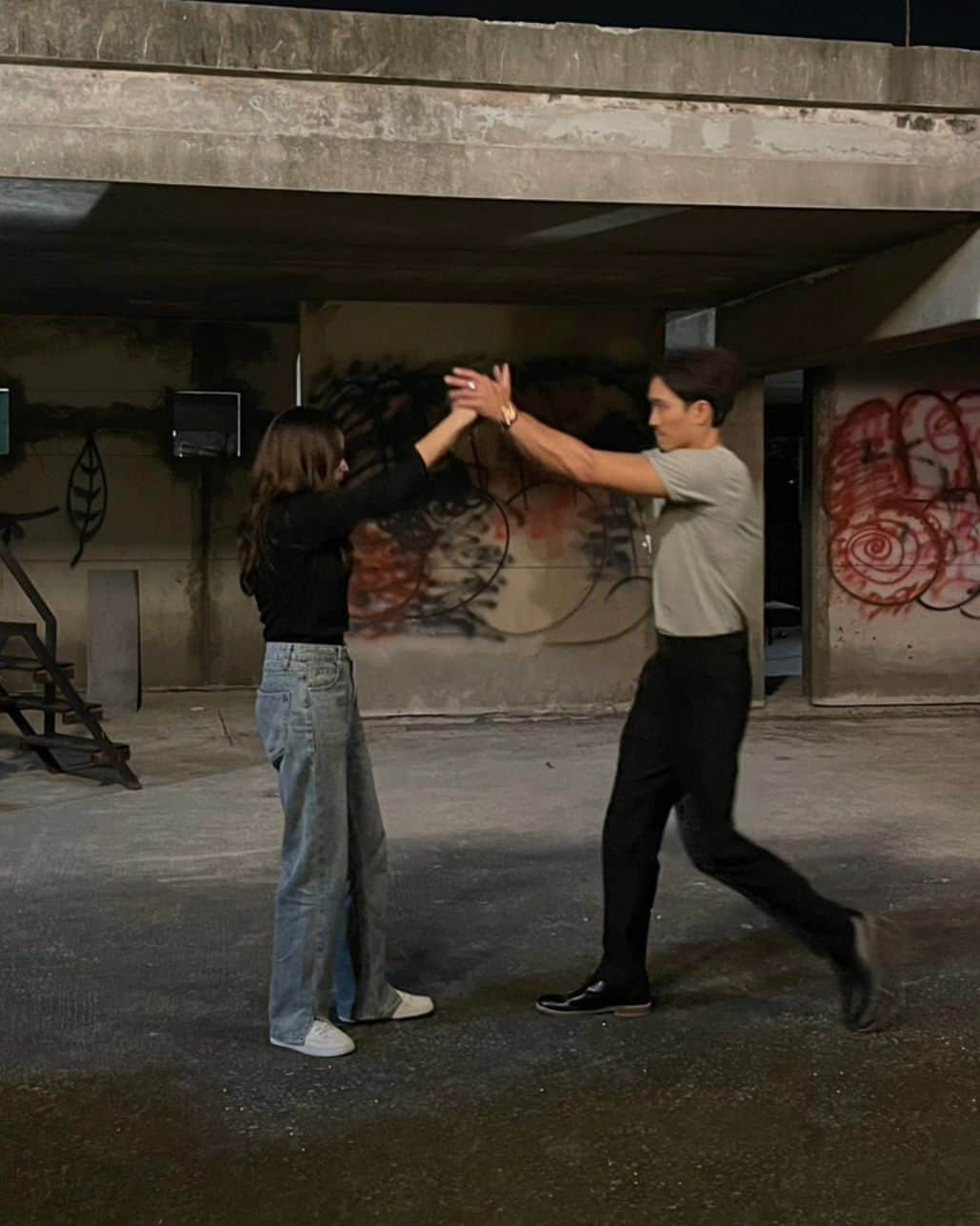 バイトゥーイ・ズワピットのインスタグラム：「แม่จ๋าวันนี้ซีนหนูง่ายมากยืนอยู่จู่ๆก็หลับ ตื่นเจอเฮียอาเลยว่าจะชวนเล่นรีรีข้าวสาร พรุ่งนี้มาดูกันว่านอกจากรีรีข้าวสารแล้ว หลีจะชวนเฮียเล่นอะไรอีก555 #doublesavage #doublesavageep3 #gmmtv」